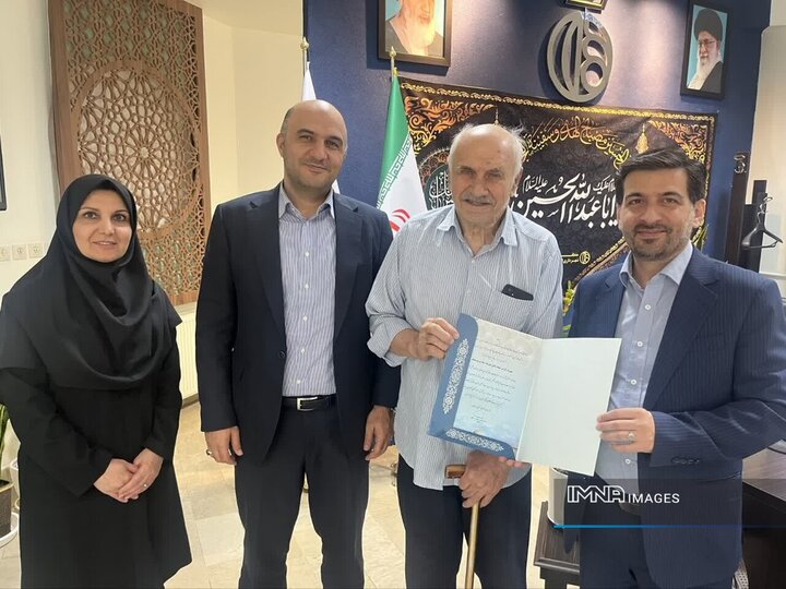 تقدیر از شهروند نمونه منطقه ۱۰ اصفهان