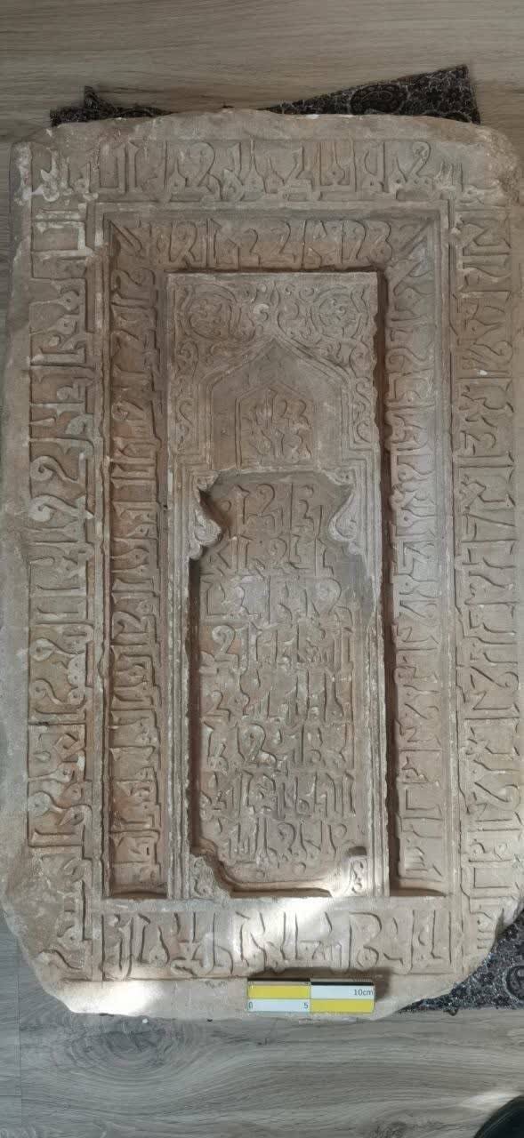 کشف سنگ قبر متعلق به قرن پنجم هجری قمری در مسجد دولتشاهی یزد