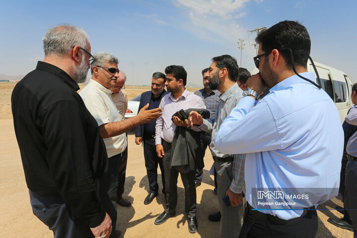 بازدید مسئولان شهری از مراحل پیشرفت پروژه مجتمع صنفی ریخته‌گران در شهرک صنعتی بزرگ اصفهان