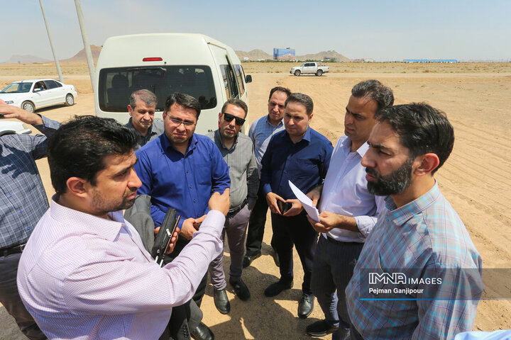 بازدید مسئولان شهری از مراحل پیشرفت پروژه مجتمع صنفی ریخته‌گران در شهرک صنعتی بزرگ اصفهان