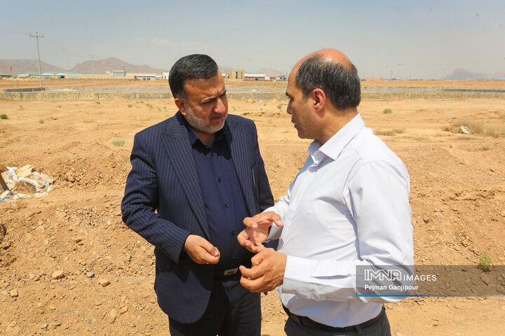 بازدید مسئولان شهری از مراحل پیشرفت پروژه مجتمع صنفی ریخته‌گران در شهرک صنعتی بزرگ اصفهان