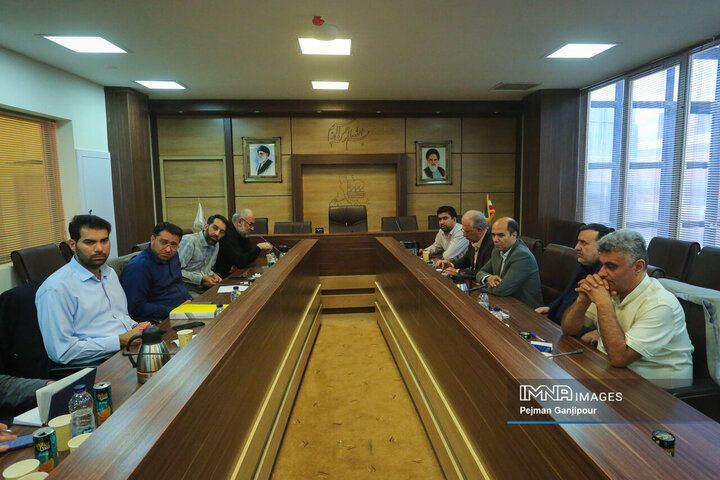 بازدید مسئولان شهری از مراحل پیشرفت پروژه مجتمع صنفی ریخته‌گران در شهرک صنعتی بزرگ اصفهان