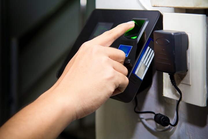 تفاوت دستگاه کنترل تردد با حضور و غیاب؛ کدام یک بهتر است؟