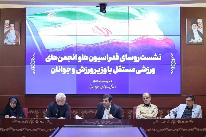 وزیر ورزش: چسبیده های بی اثر در ورزش باید بروند