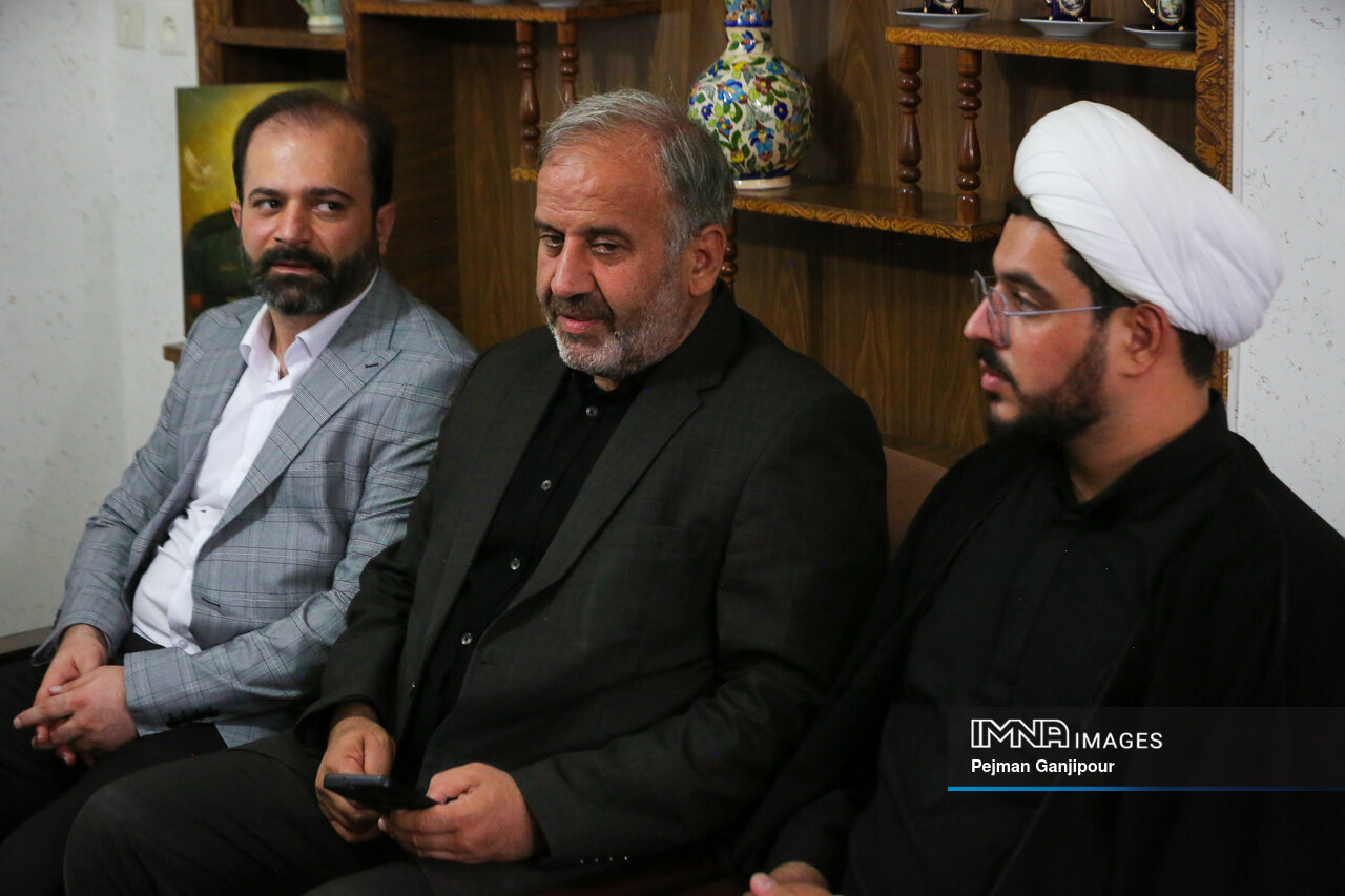 ۹۰۰ شهید، ۹۰۰ چراغ هدایت؛ ادای دین مسئولان به خانواده شهدای منطقه ۹ اصفهان