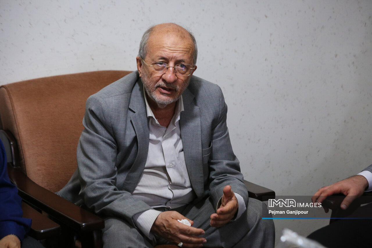 ۹۰۰ شهید، ۹۰۰ چراغ هدایت؛ ادای دین مسئولان به خانواده شهدای منطقه ۹ اصفهان