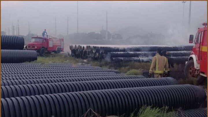 مهار سریع آتش‌سوزی در انبار لوله‌های آبفای کرمانشاه