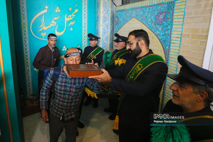 آیین بدرقه خادمان شهرداری اصفهان در اربعین حسینی به کربلا