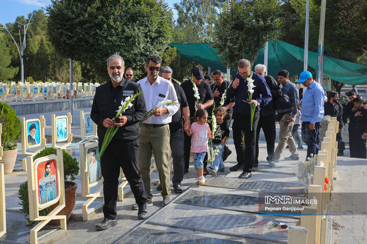 آیین بدرقه خادمان شهرداری اصفهان در اربعین حسینی به کربلا