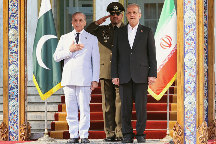 پزشکیان با استقبال نخستوزیر پاکستان وارد اسلامآباد شد پزشکیان با استقبال نخستوزیر پاکستان وارد اسلامآباد شد