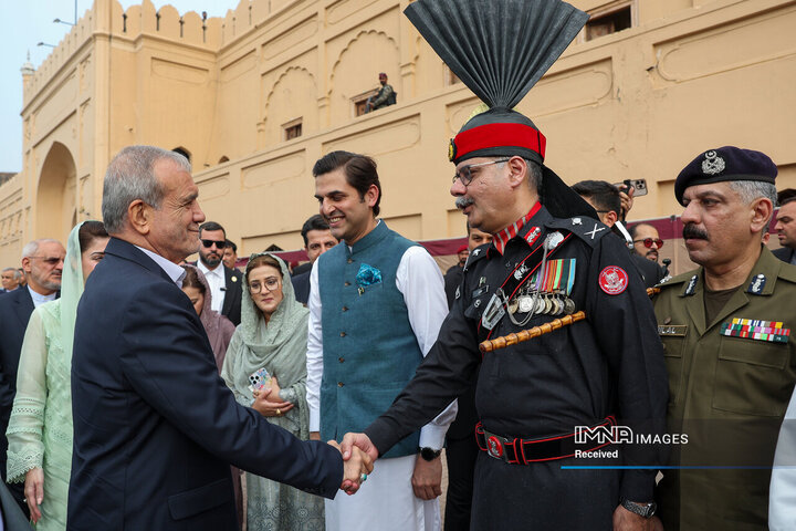 حضور در آرامگاه اقبال لاهوری