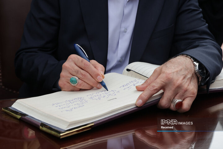 حضور در آرامگاه اقبال لاهوری