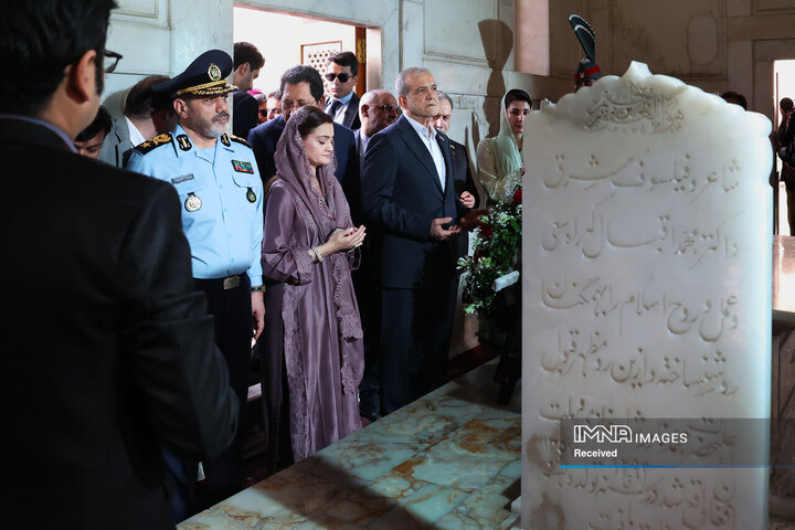 حضور در آرامگاه اقبال لاهوری