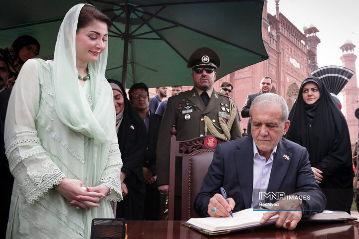 حضور در آرامگاه اقبال لاهوری