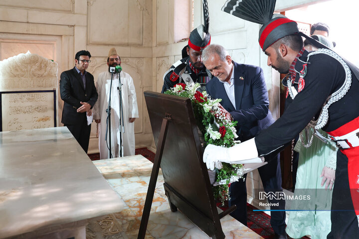 حضور در آرامگاه اقبال لاهوری