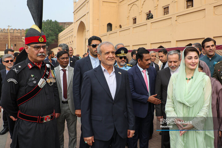 حضور در آرامگاه اقبال لاهوری