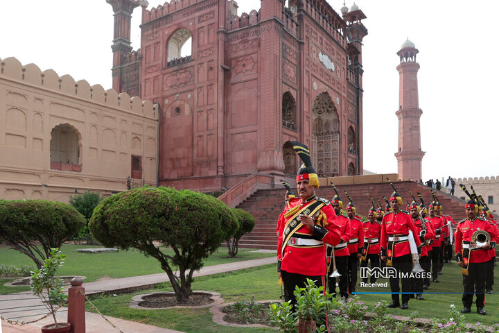 حضور در آرامگاه اقبال لاهوری