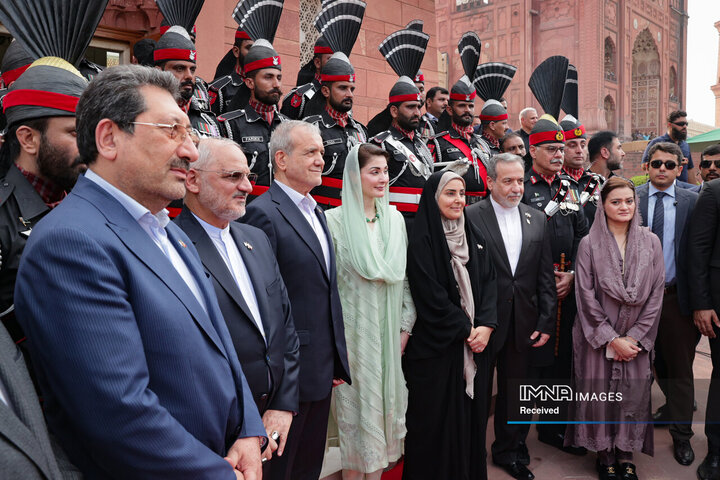 حضور در آرامگاه اقبال لاهوری