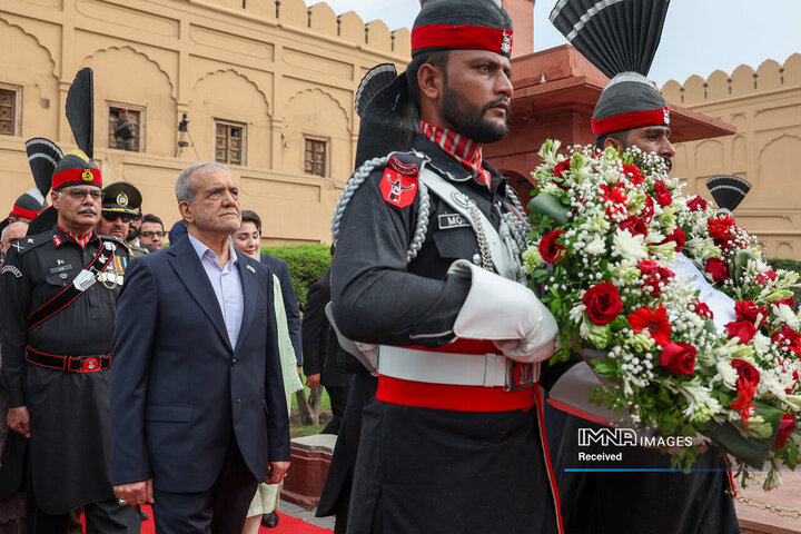 حضور در آرامگاه اقبال لاهوری