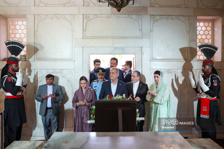 حضور در آرامگاه اقبال لاهوری