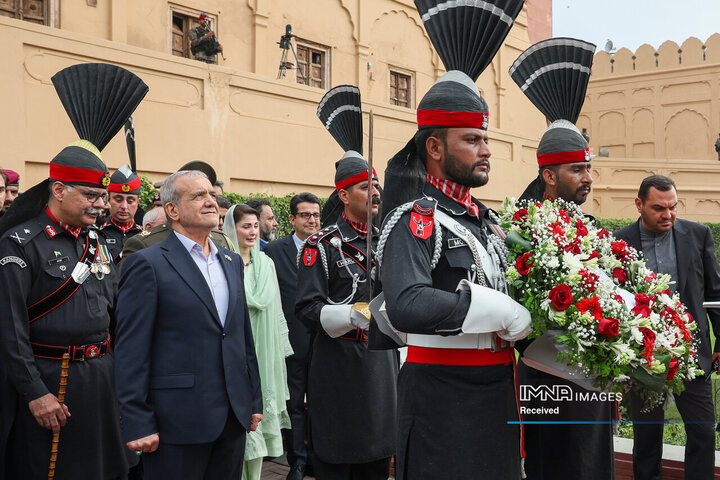 حضور در آرامگاه اقبال لاهوری