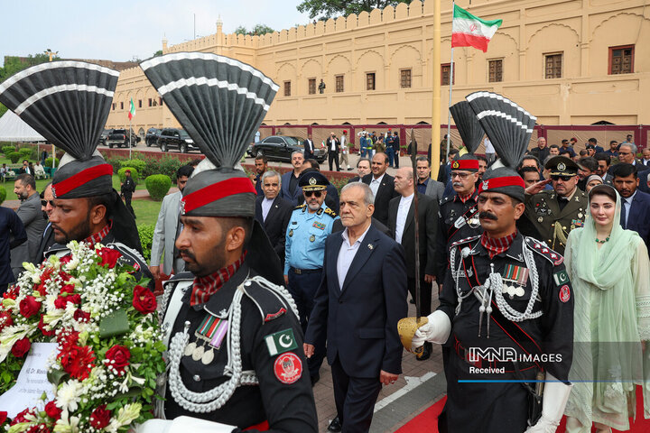 حضور در آرامگاه اقبال لاهوری