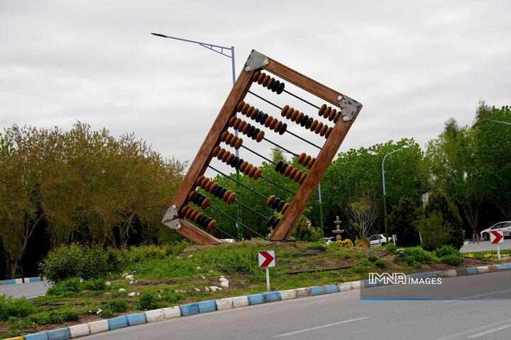 نصب المان‌های هنری ایرانی‌اسلامی در باغ رضوان برای تقویت روحیه معنوی زائران