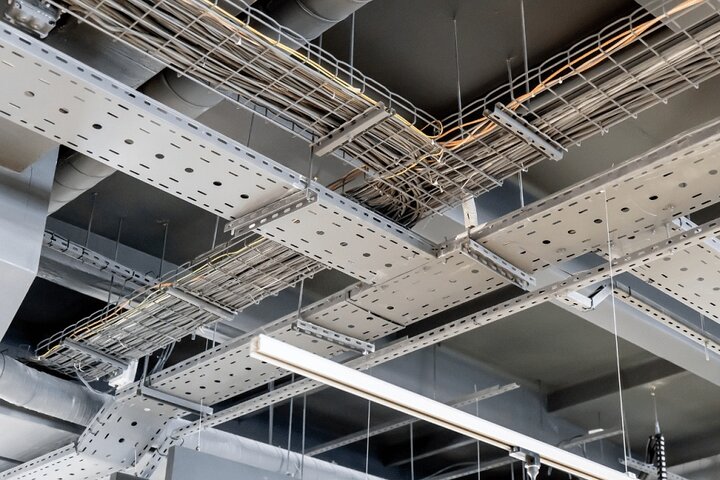 راهنمای کامل انتخاب و خرید سینی کابل؛ هر آنچه که قبل از کابل کشی باید بدانید راهنمای کامل انتخاب و خرید سینی کابل؛ هر آنچه که قبل از کابل کشی باید بدانید