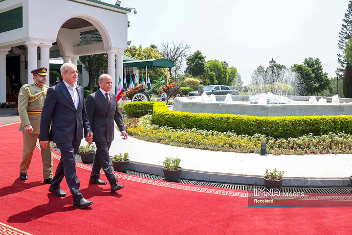 استقبال رسمی نخست وزیر پاکستان از دکتر پزشکیان