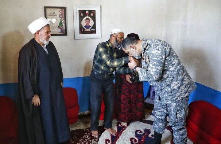 دیدار فرمانده نیروی دریایی ارتش با خانواده شهید مدافع وطن در خراسان‌شمالی 