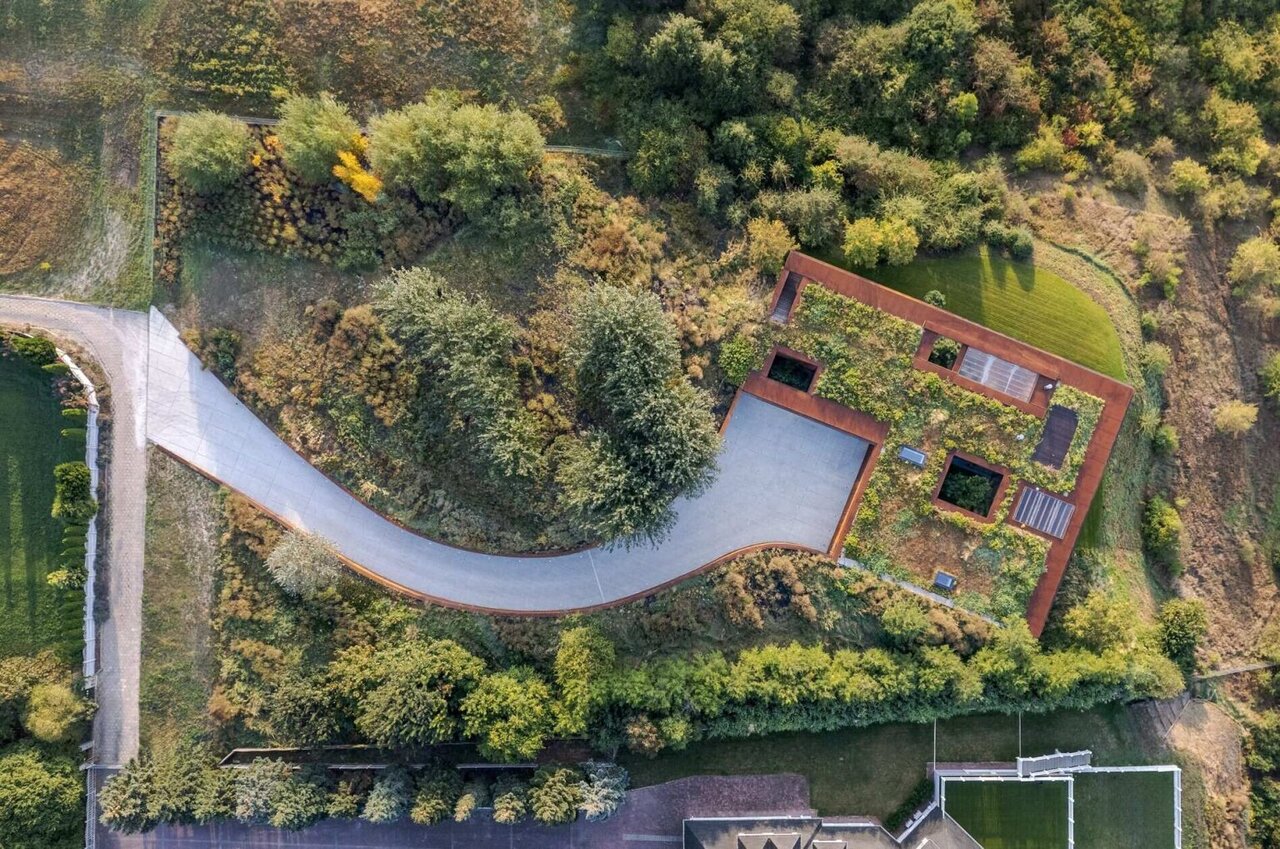 معماری همسو با طبیعت با خانهای پنهان در دل دامنه