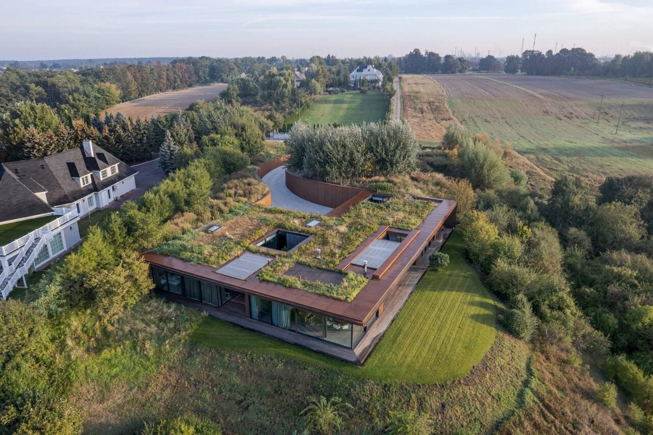 معماری همسو با طبیعت با خانهای پنهان در دل دامنه