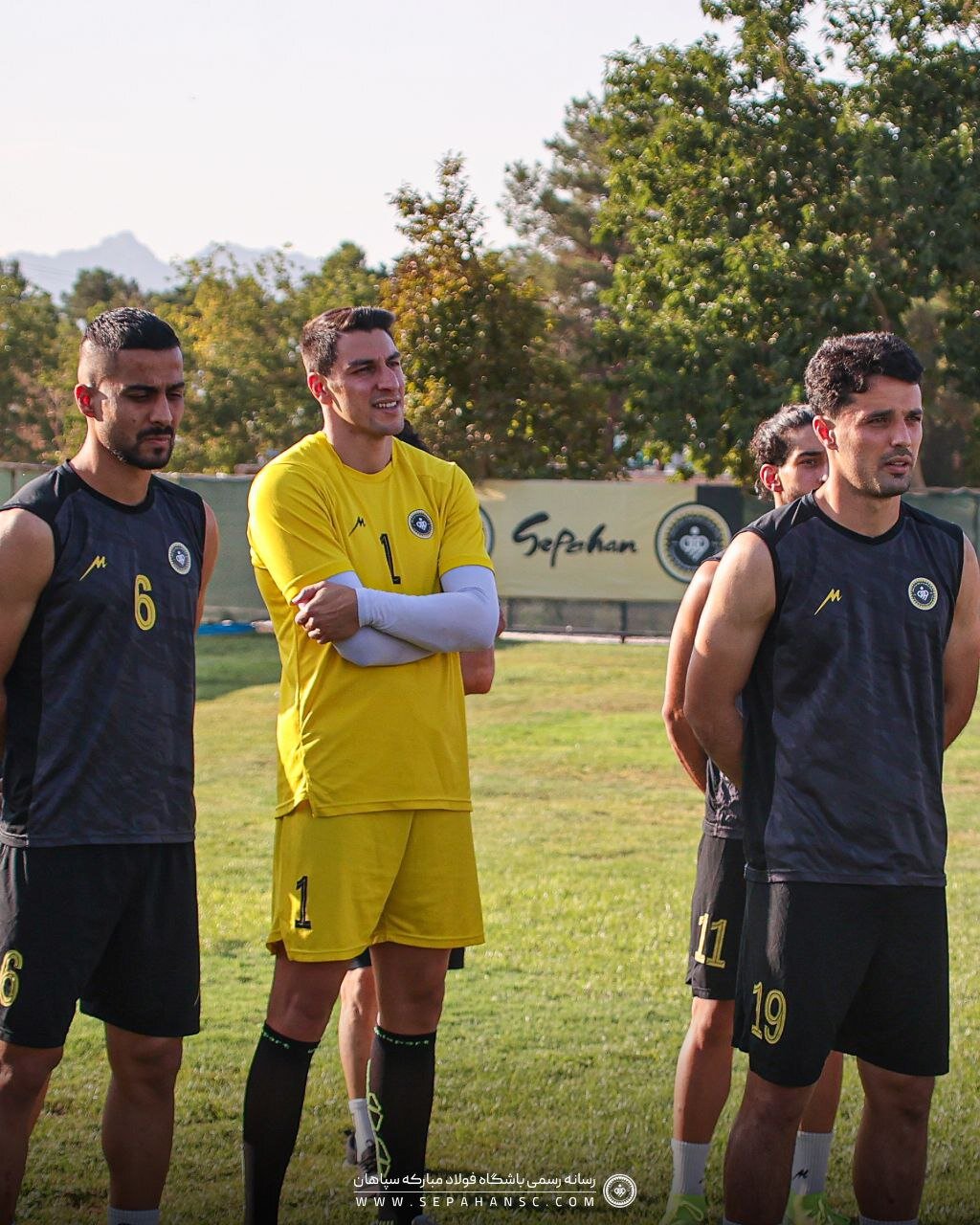 دوئل میان حسینی و اخباری در تمرینات سپاهان / خط و نشان استقلال برای تراکتور با ژست قهرمانی