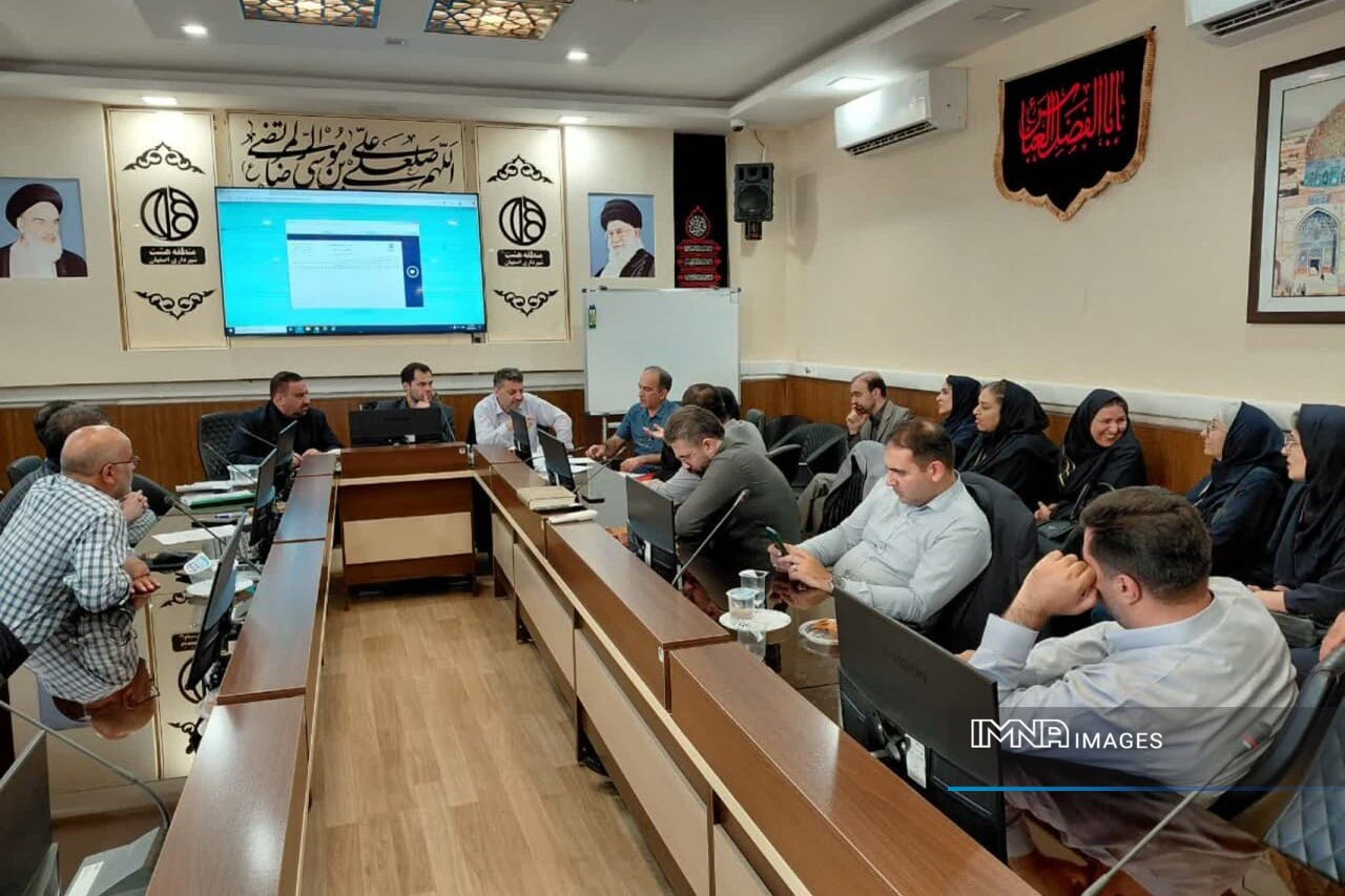 پاسخ به ۱۸ درخواست شهروندی در جلسه کمیته نظارتی منطقه ۸ اصفهان