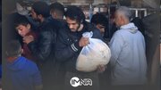 توزیع بسته‌های نان بین مردم جنگ‌زده ساکن اردوگاه‌ الحیاة غزه