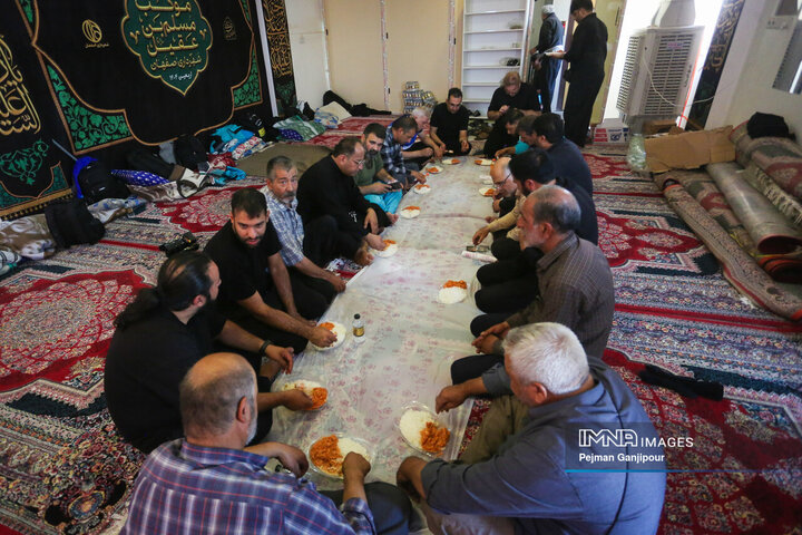 فعالیت خادمان اربعین حسینی شهرداری اصفهان در کربلا