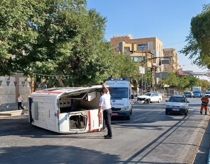 تصادف سمند و آمبولانس در خیابان پروین / آمبولانس دچار واژگونی شد