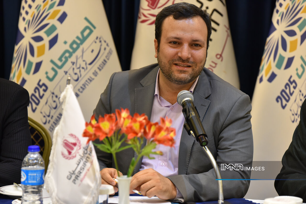 اهدای پرچمهای نمادین به هتلهای اصفهان؛ گامی برای همبستگی گردشگری