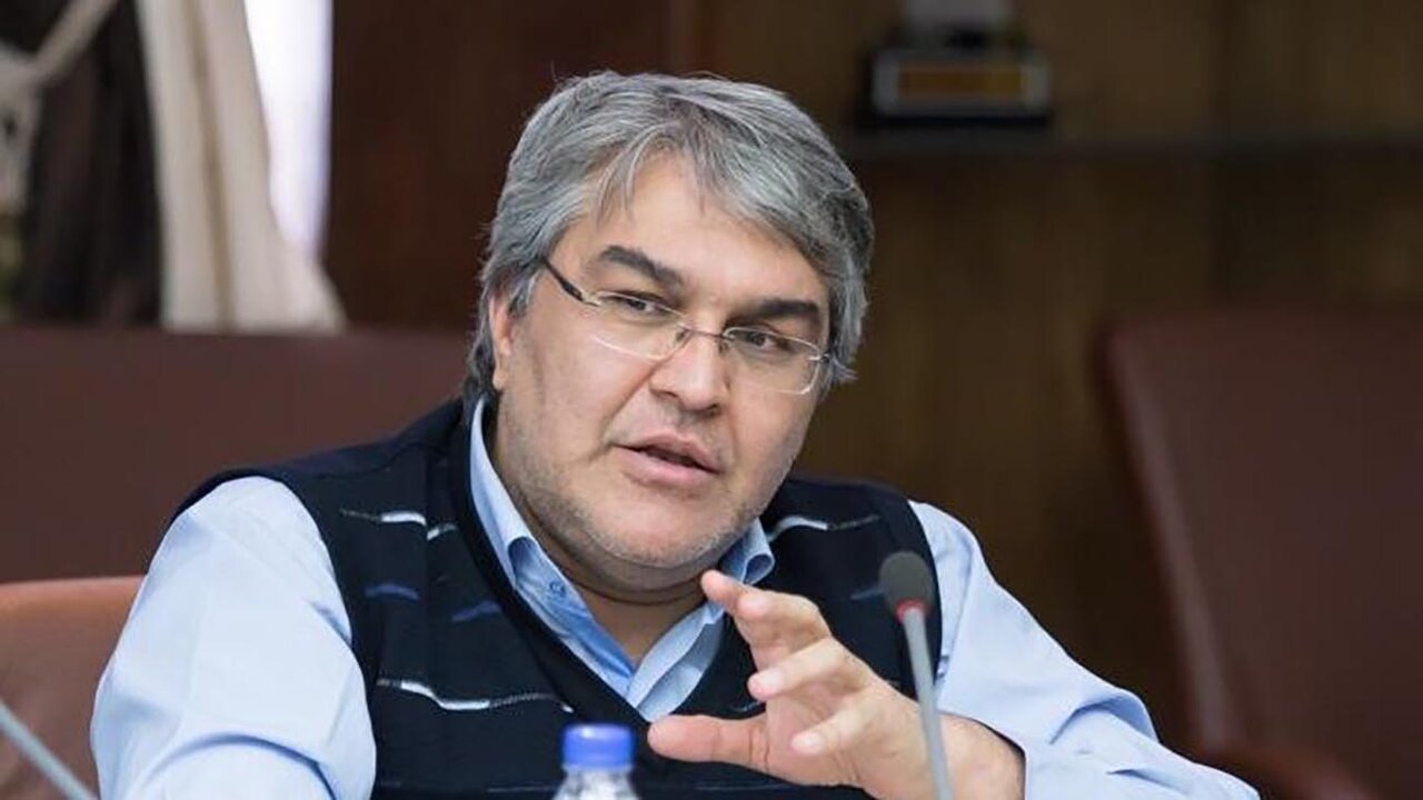 فرش قرمز برای واردات پرابهام خودرو / نجات بازار و صنعت خودرو از راه فرعی