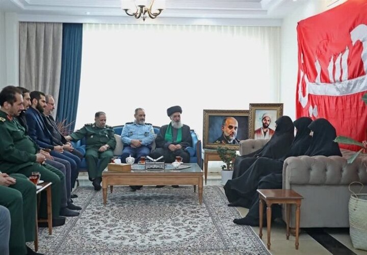 دیدار وزیر دفاع با خانواده شهیدان رشید و محرابی