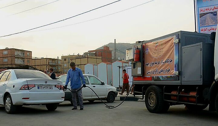 استقرار ۲ دستگاه خودروی سیار عرضه بنزین در پایانه مرزی باشماق استقرار ۲ دستگاه خودروی سیار عرضه بنزین در پایانه مرزی باشماق