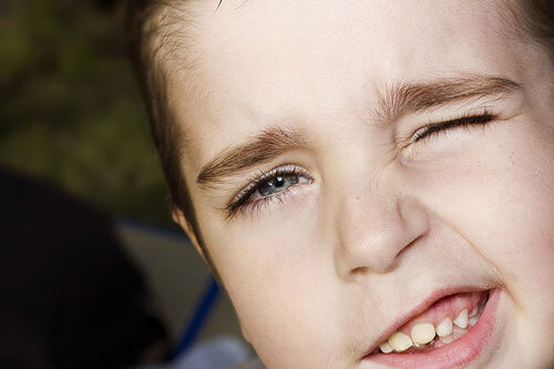 تیکهای عصبی؛ از عوامل بروز تا عوارض آن