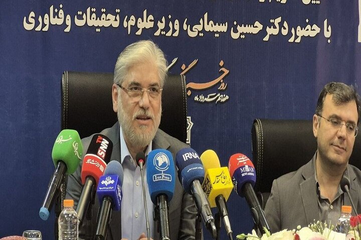 دشمن از دانشگاه و رسانه هراس دارد