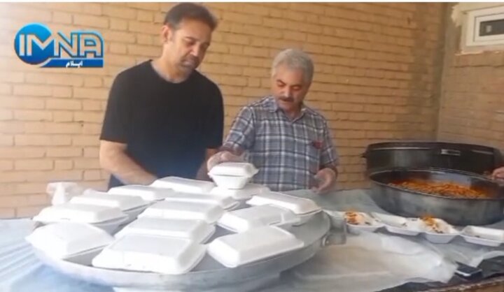 فیلم | توزیع روزانه ۳۰۰۰ پرس غذا بین زائران اربعین توسط موکب شهدای هسته‌ای دانشگاه ایلام