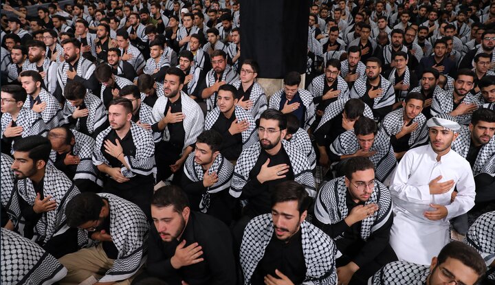 دانشجویان اربعین در حسینیه امام (ره) عزاداری می‌کنند