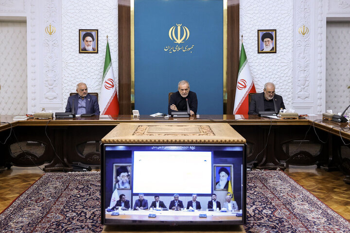 بهره‌برداری و آغاز عملیات اجرایی ۴۲۵ مگاوات نیروگاه خورشیدی کشور با دستور رئیس جمهور