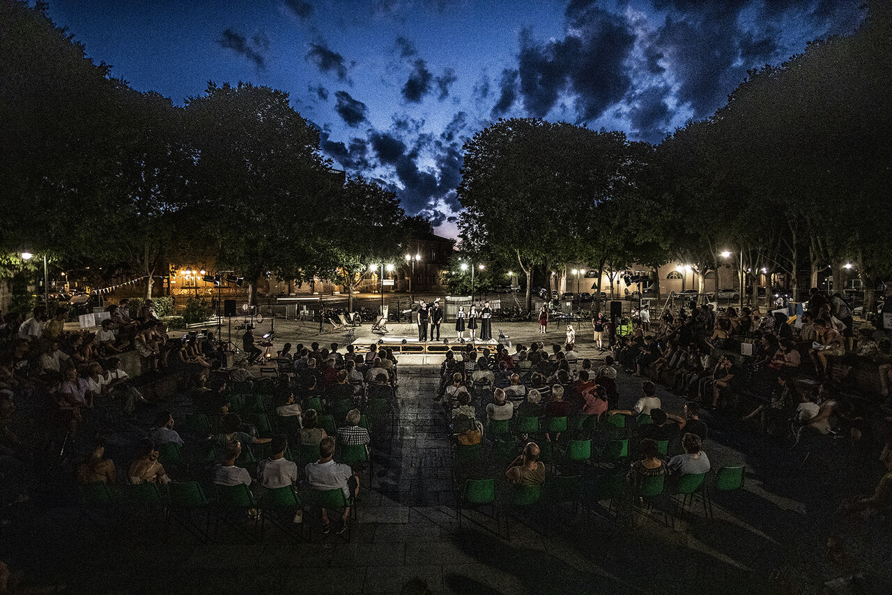 جوانان تورین برای احیای روحیه اجتماعی به کمک شهرداری آمدند