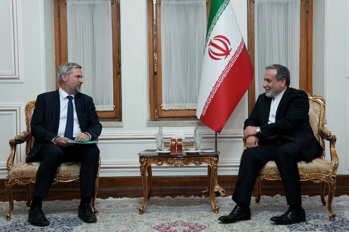 تقدیم رونوشت استوارنامه سفرای جدید سوئیس و اندونزی به عراقچی