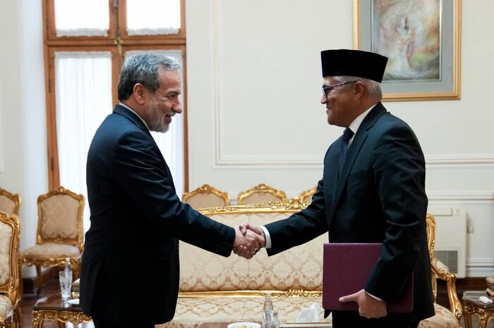 تقدیم رونوشت استوارنامه سفرای جدید سوئیس و اندونزی به عراقچی