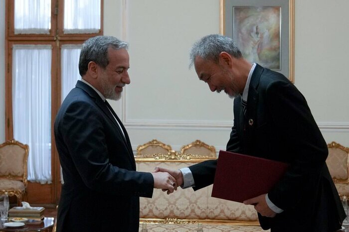 تقدیم رونوشت استوارنامه سفرای جدید سوئیس و اندونزی به عراقچی